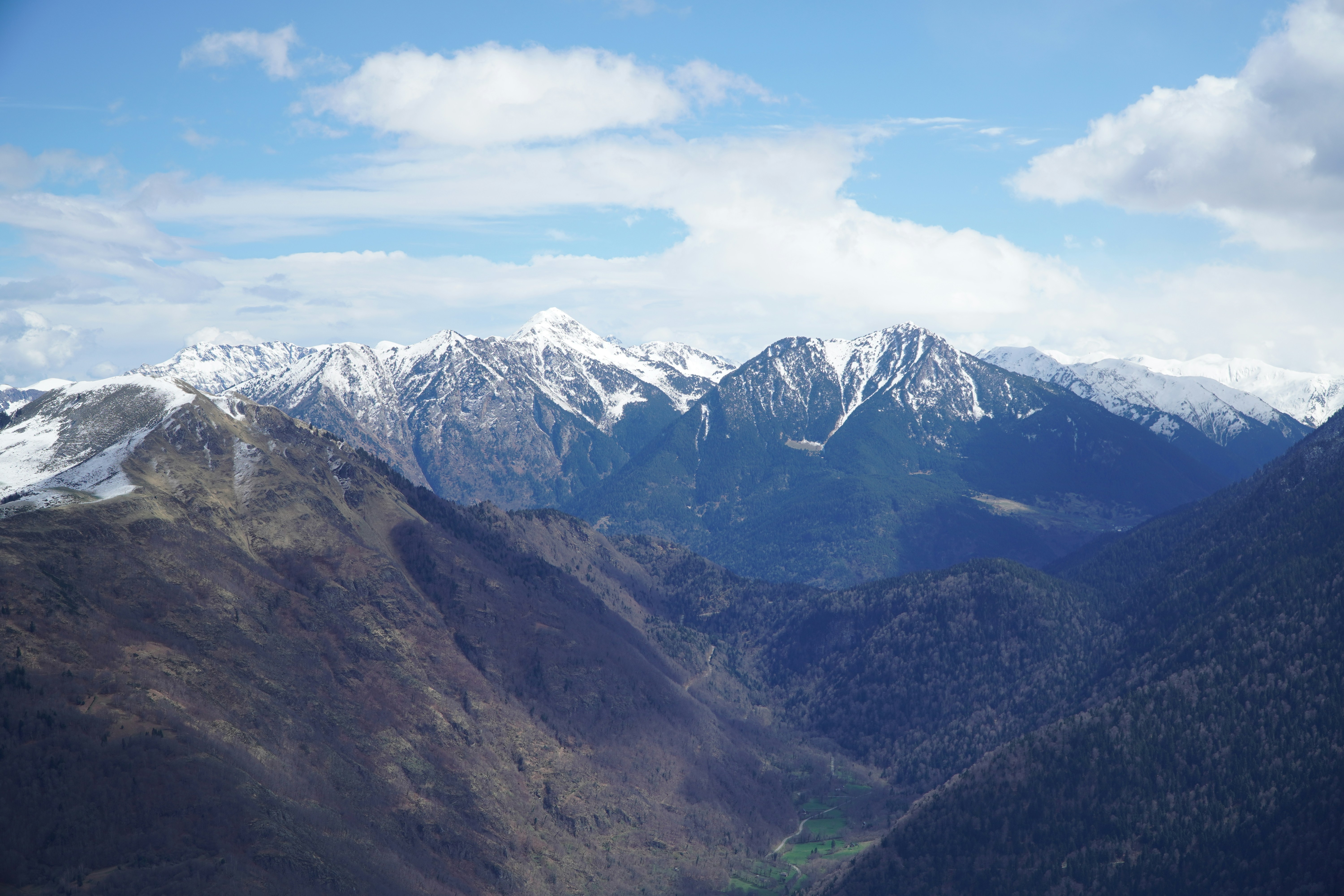 Vue panoramique sur les Pyrénées enneigées