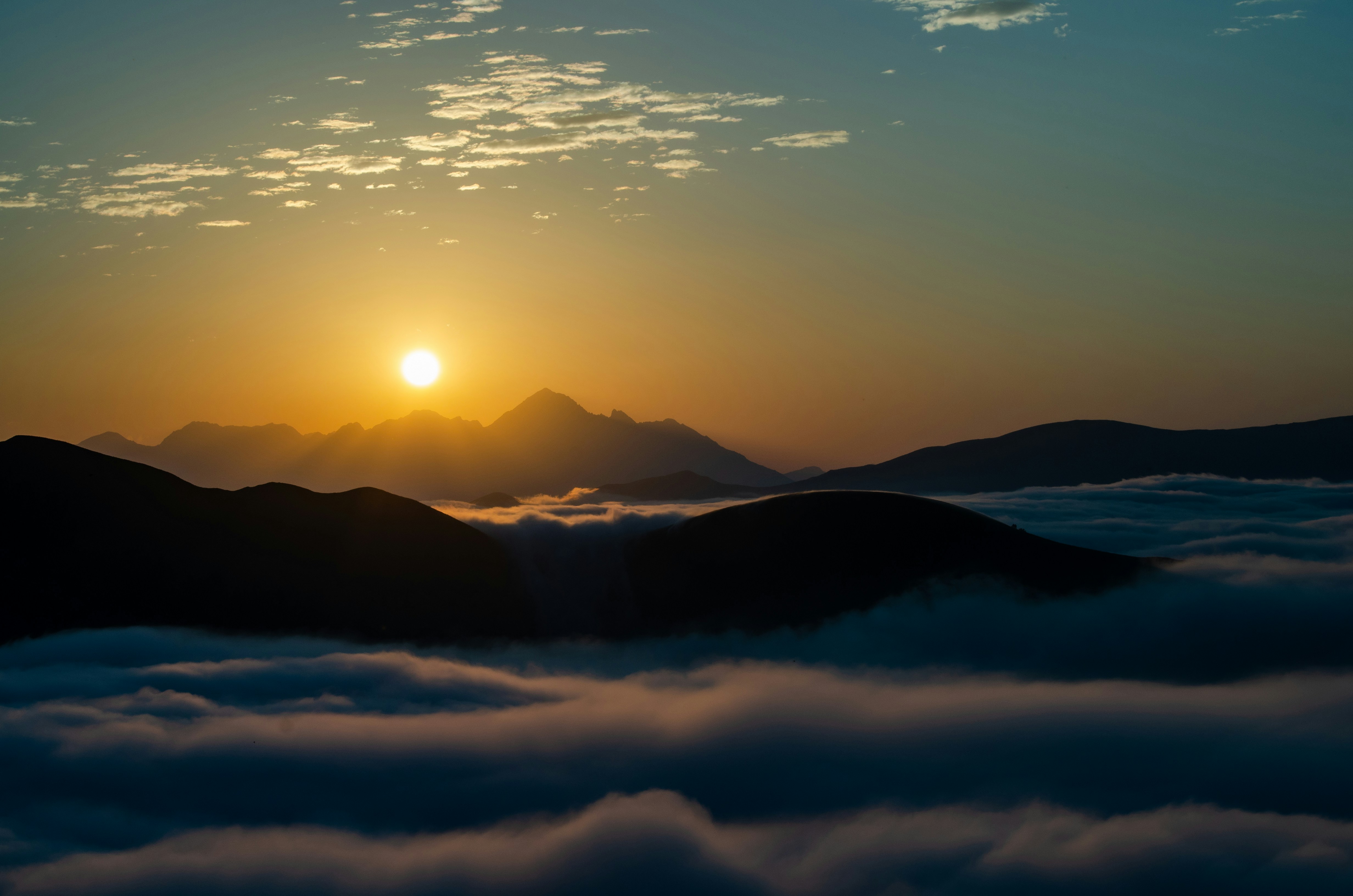 Lever de soleil sur les sommets des Pyrénées au-dessus de la mer de nuages