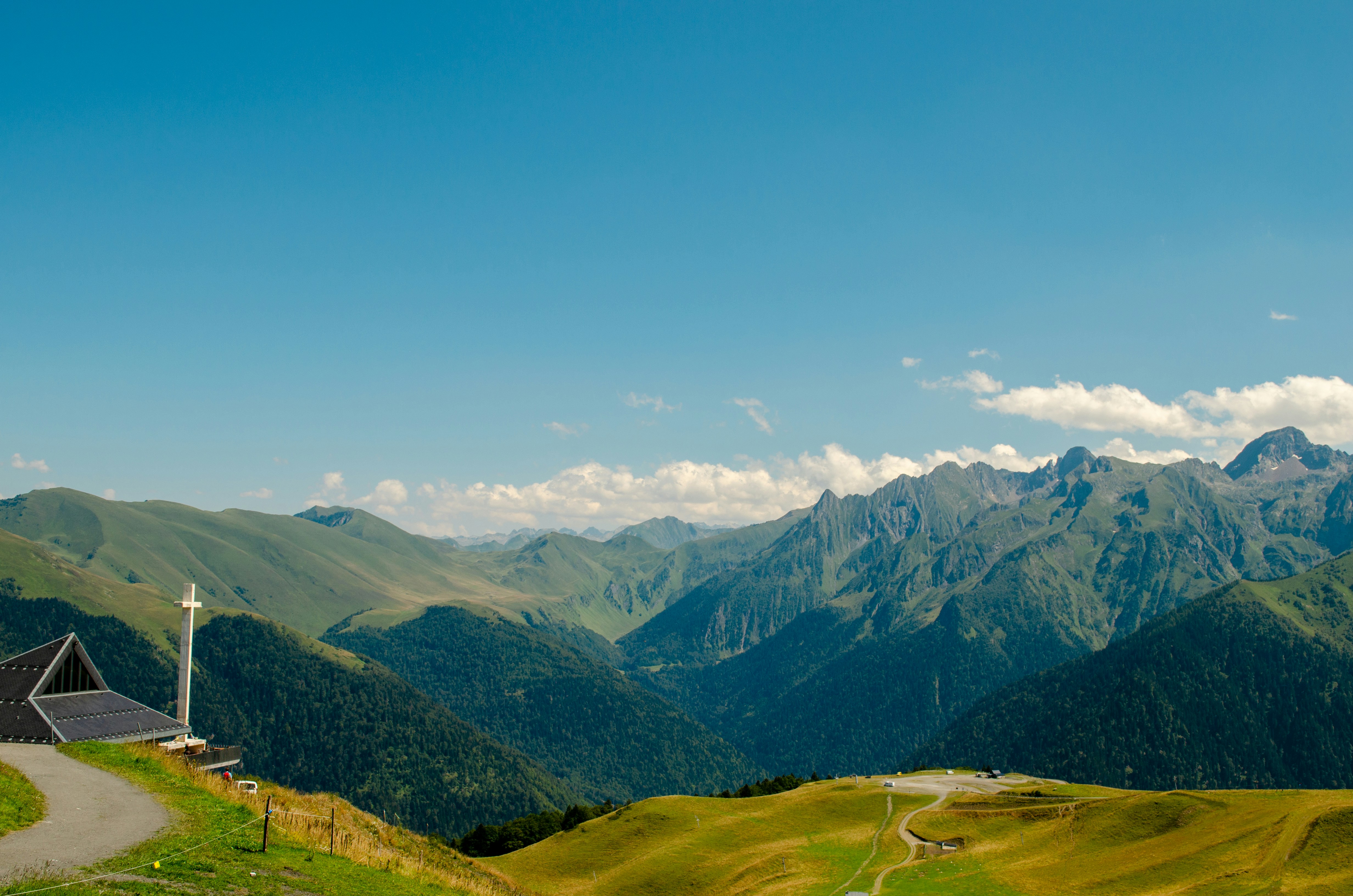 Panorama des Pyrénées avec chapelle d'altitude